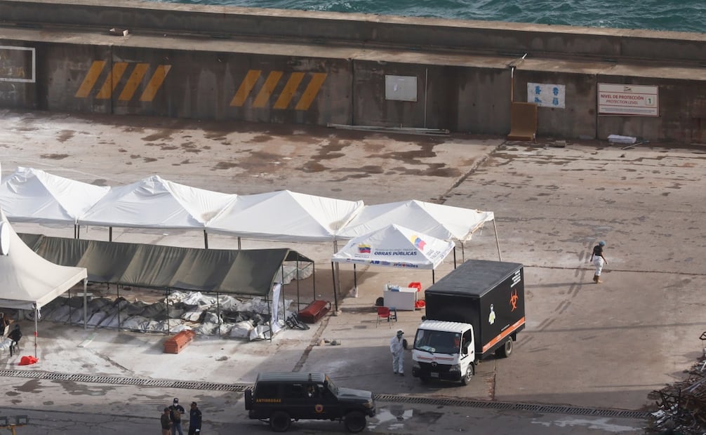 Una morgue improvisada en el puerto de La Guaira mantiene decenas de cuerpos bajo carpas mientras familiares esperan su identificación (10/07/2026). Foto: EFE