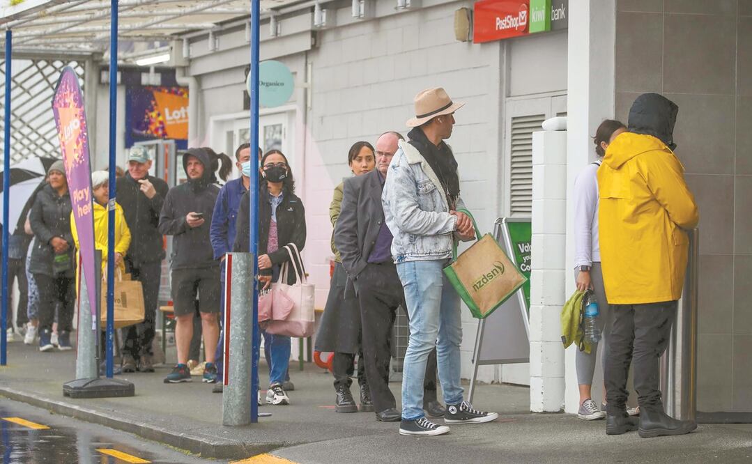 Fila para ingresar a un supermercado en Auckland, Nueva Zelanda. Foto: JASON OXENHAM. AP