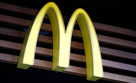 Cliente baña a empleada de McDonald's en la cara con café caliente