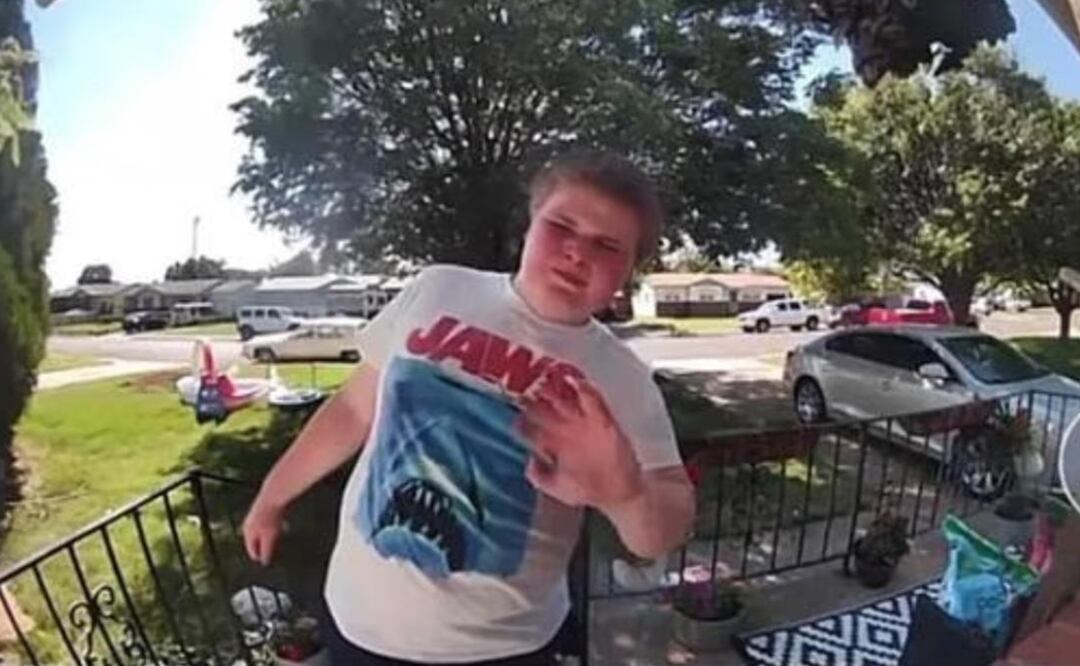 El pequeño se hizo viral por buscar amigos puerta a puerta. Su gesto conmovió a miles en TikTok. Foto: Tomada del video