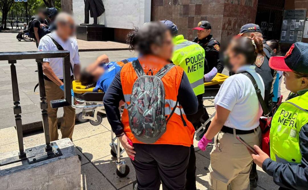 Una ambulancia de protección Civil se llevó a la menor de edad y a su madre a un hospital para recibir la atención médica. Foto: Especial.