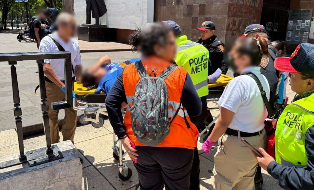 Una ambulancia de protección Civil se llevó a la menor de edad y a su madre a un hospital para recibir la atención médica. Foto: Especial.