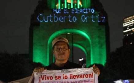 Ayotzinapa 10 años: Proyectan nombres de normalistas desaparecidos en el Monumento a la Revolución