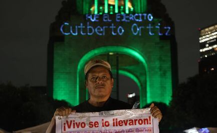 Ayotzinapa 10 años: Proyectan nombres de normalistas desaparecidos en el Monumento a la Revolución