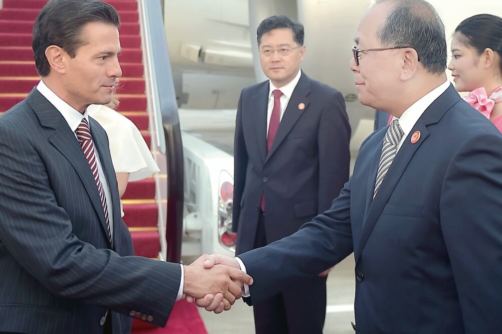 Arriba a tierras orientales. El Presidente fue recibido en el aeropuerto por el ministro adjunto de la Cancillería China para América Latina y Protocolo (PRESIDENCIA)