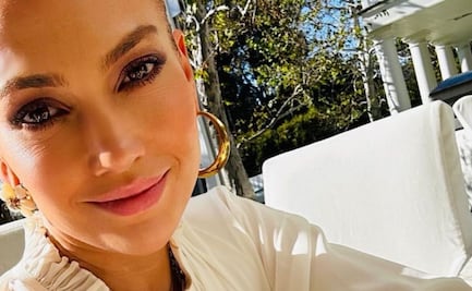 JLo modela la falda midi de lentejuelas con zapatillas perfectas para lucir elegante después de los 50 años