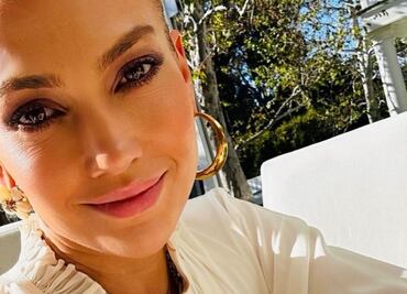 JLo modela la falda midi de lentejuelas con zapatillas perfectas para lucir elegante después de los 50 años