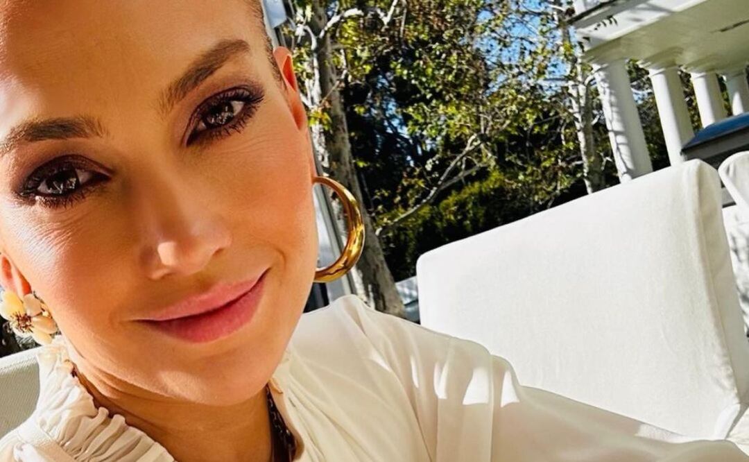 JLo modela la falda midi de lentejuelas (Fuente Instagram @delola)