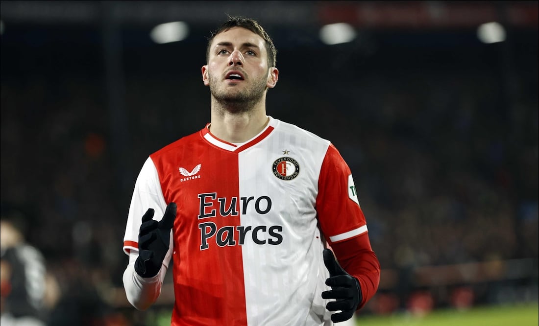 Santiago Giménez levantó interés en el Nottingham Forest de Inglaterra - Foto: EFE
