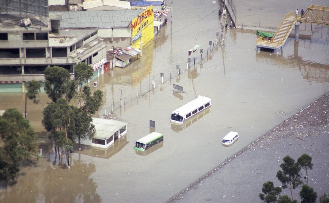 Inundación en Valle de Chalco en junio del 2000, tras la ruptura en el Canal de la Compañía. De acuerdo con el libro México Pintoresco, para finales del siglo XIX, los alrededores del Lago de Chalco albergaron a 2 mil 500 pobladores, siendo entonces la región más poblada del estado. Foto: Guillermo González/Archivo EL UNIVERSAL.