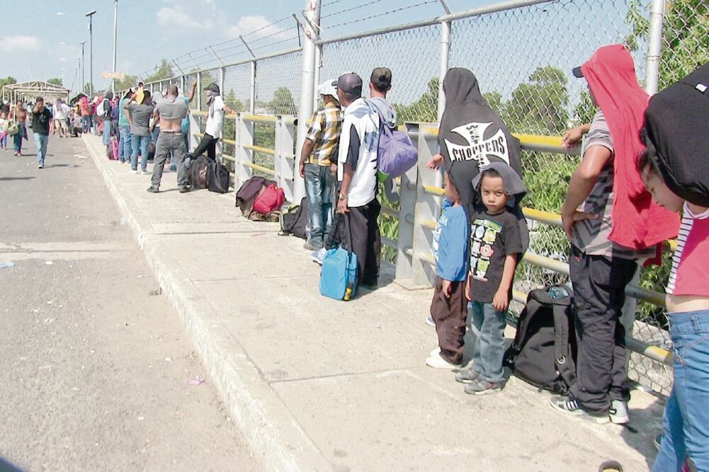 Aunque de momento se cerró el ciclo de recepción de peticiones, los centroamericanos esperan pacientemente para obtener el documento. Foto: MARÍA DE JESÚS PETERS. EL UNIVERSAL