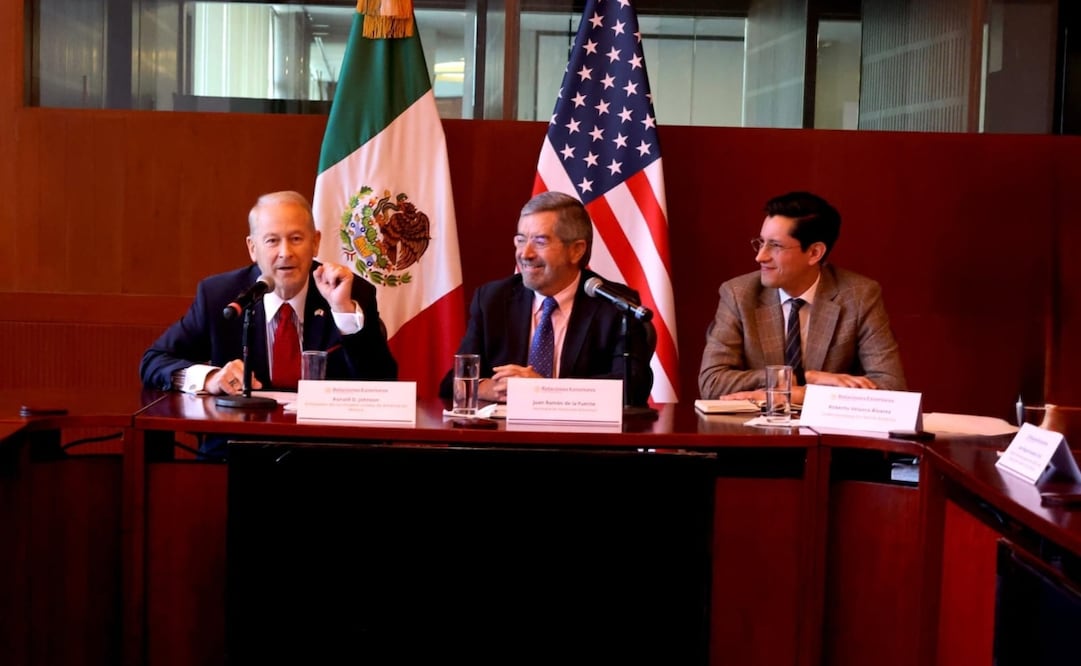 Ronald Johnson, embajador de Estados Unidos en México, el canciller Juan Ramón de la Fuente y el subsecretario para América del Norte, Roberto Velasco.  Foto: Especial