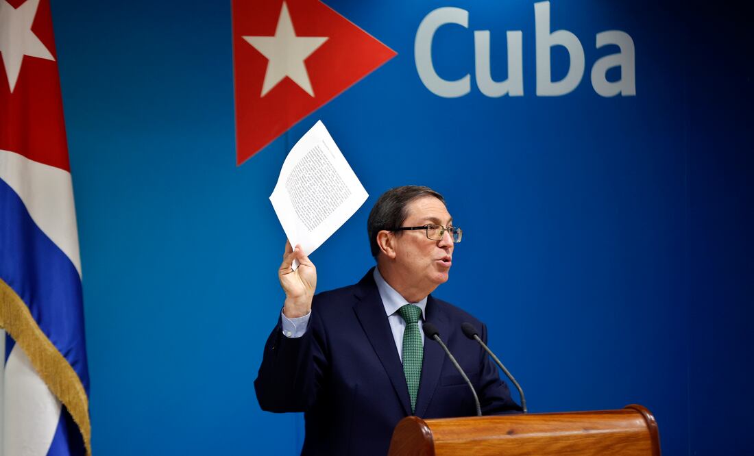 El canciller de Cuba, Bruno Rodríguez, habla en la sede del Ministerio de Relaciones Exteriores (Minrex) este miércoles, en La Habana (Cuba). El Gobierno cubano acusó a Estados Unidos de "presiones intimidatorias y engañosas" a terceros países para votar en contra de la resolución que Cuba presenta anualmente en la Asamblea General de la ONU para exigir el levantamiento de las sanciones estadounidenses contra la isla. Foto: EFE