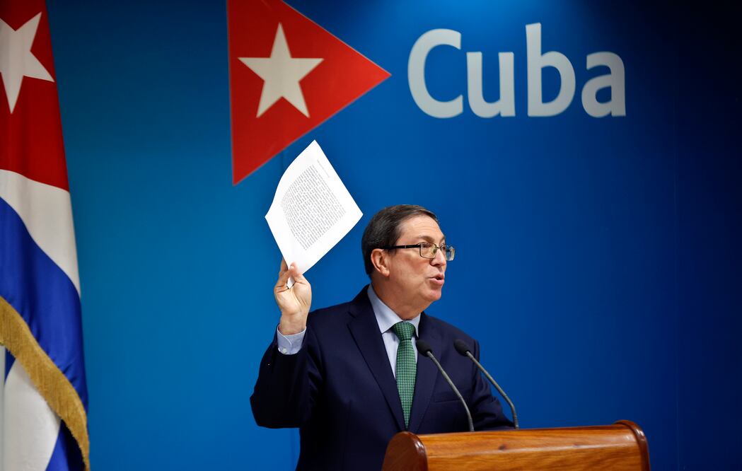 El canciller de Cuba, Bruno Rodríguez, habla en la sede del Ministerio de Relaciones Exteriores (Minrex) este miércoles, en La Habana (Cuba). El Gobierno cubano acusó a Estados Unidos de "presiones intimidatorias y engañosas" a terceros países para votar en contra de la resolución que Cuba presenta anualmente en la Asamblea General de la ONU para exigir el levantamiento de las sanciones estadounidenses contra la isla. Foto: EFE