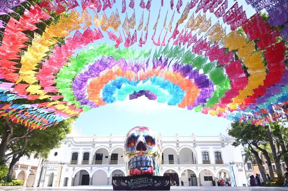 Ofrendas, calaveras, catrinas y papel picado embellecen el zócalo del Puerto de Veracruz por las celebraciones del Día de Muertos (25/10/2024). Foto: especial
