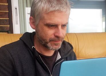 El trabajo de escribir reseñas falsas sobre productos en internet