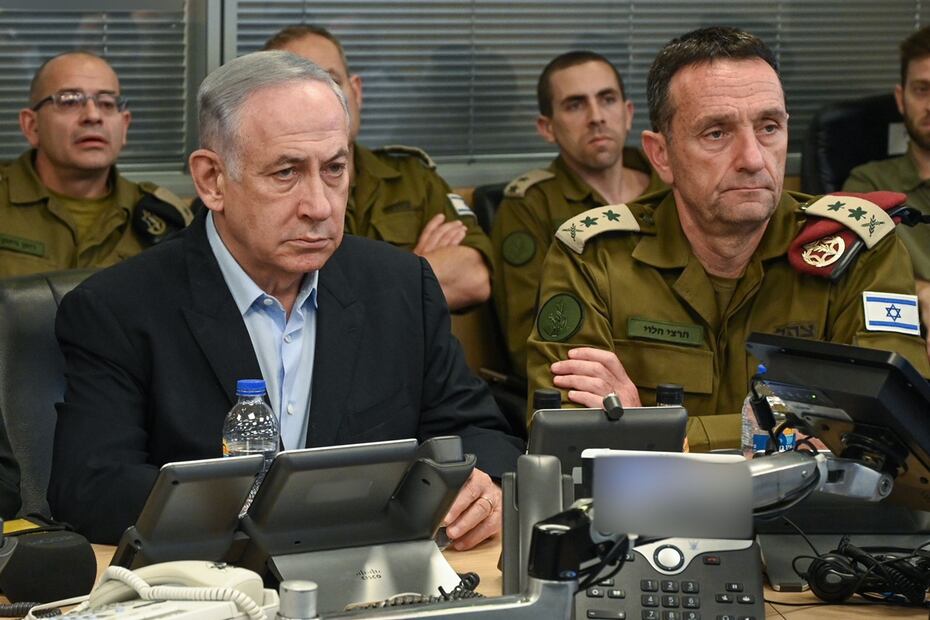 El primer ministro israelí, Benjamin Netanyahu (izquierda), y el jefe del Estado Mayor, Herzi Halevi, siguen la operación del ataque de la Fuerza Aérea israelí contra el puerto yemení de Hodedida este sábado. Foto: EFE