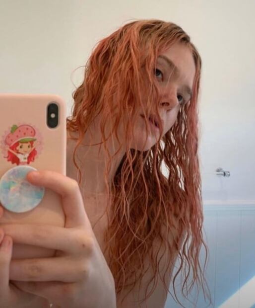 Elle Fanning se tiñe el pelo de rosa y luce irreconocible