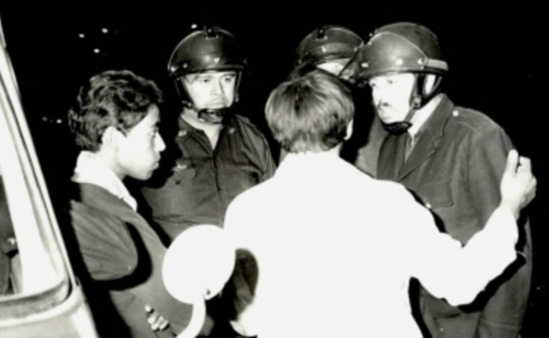 Investigadores trabajan en el Archivo Público Histórico y Digital denominado M68: Ciudadanías en Movimiento. En la imagen: Estudiantes detenidos en el Casco de Santo Tomás, 23 de septiembre de 1968  FOTO: ARCHIVO UNIVERSIDAD IBEROAMERICANA