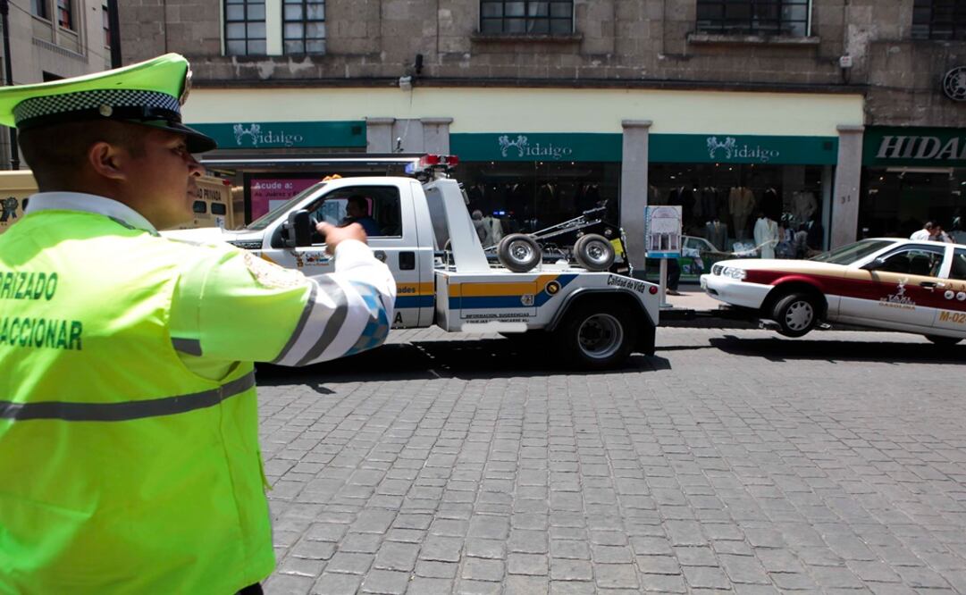 Invadir carriles designados a ciclistas o al Metrobús es castigado con remisión del vehículo al depósito. (Fotos: Archivo El Universal)