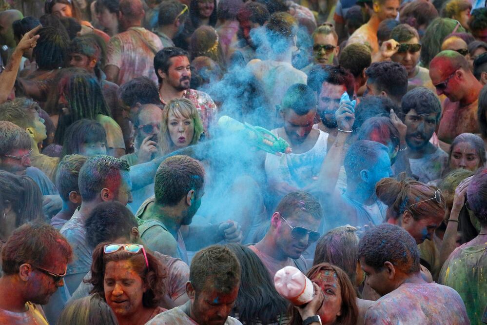 Miles de personas se tiñen con pigmentos de colores en el evento 'Monsoon Holi Madrid' que se celebra este la plaza Agustín Lara de Lavapié  ( Juan Carlos Rojas)