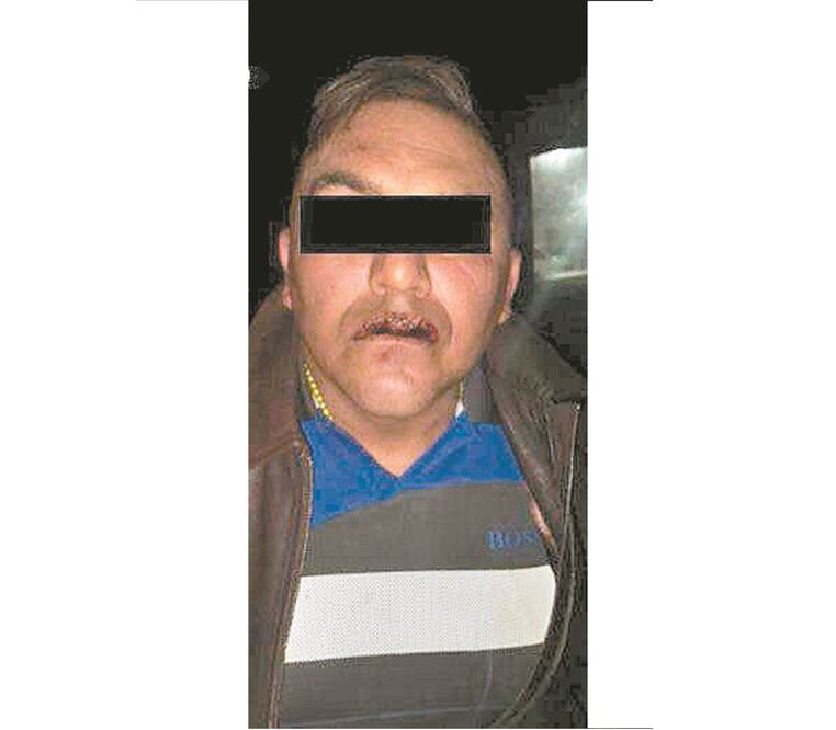 Sin argumentos. En el auto de Ricardo “N” se aseguraron dosis de marihuana que no supo explicar de dónde sacó. Foto: Especial