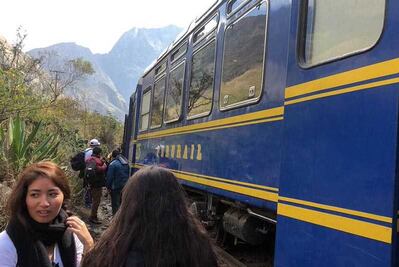 Chocan trenes con turistas a Machu Picchu, en Perú
