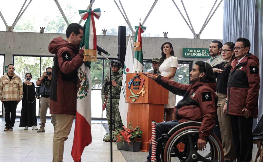 FOTO: Arly Velásquez recibe la bandera de México rumbo a Milán-Cortina 2026 - Gabriel Pano/ EL UNIVERSAL
