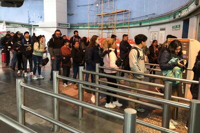 Capitalinos se adaptan a la salida del boleto magnético en Línea B del Metro