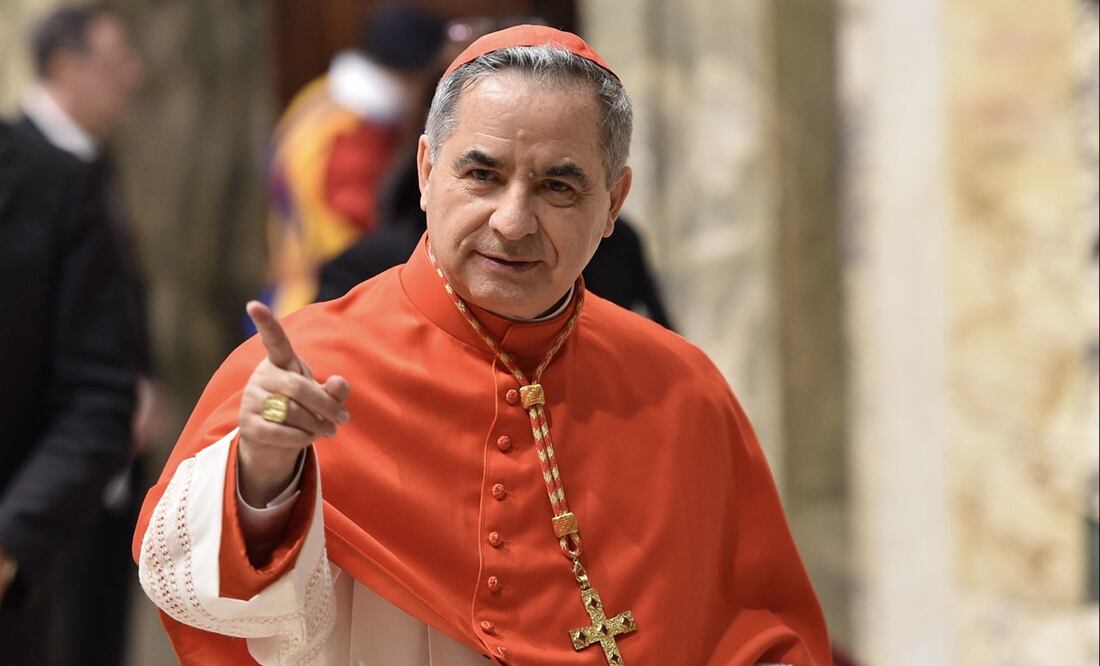 Becciu, primer cardenal juzgado por un tribunal penal del Vaticano, fue condenado a 5 años y 6 meses de cárcel por un caso de irregularidades financieras. Foto: AFP