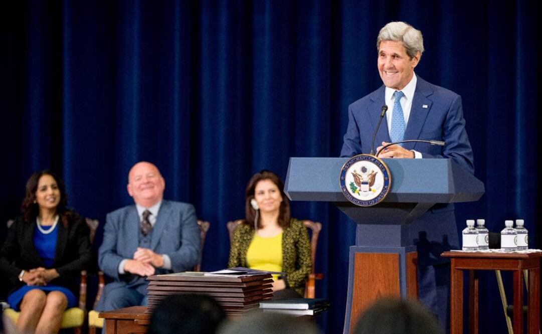El secretario de Estado de EU, John Kerry, acompañado por personas que combaten el tráfico de personas, en una conferencia de prensa ayer en Washington Foto: