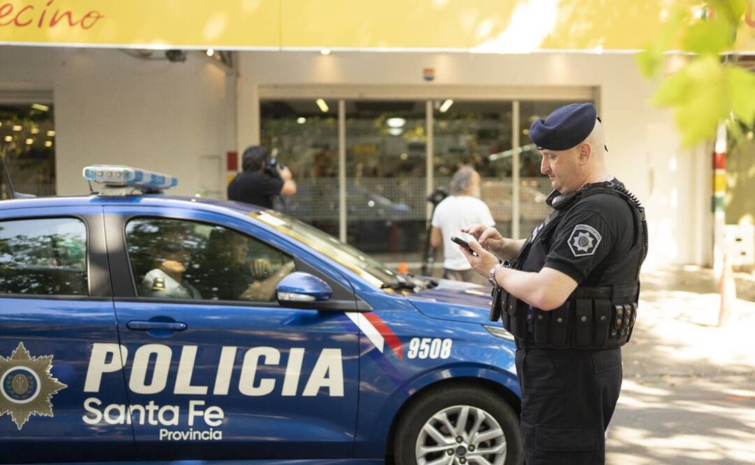 Policía frente al supermercado Unico, cadena de supermercados propiedad de los suegros de Lionel Messi, después de que le dispararan en Rosario, Argentina. FOTO: EFE