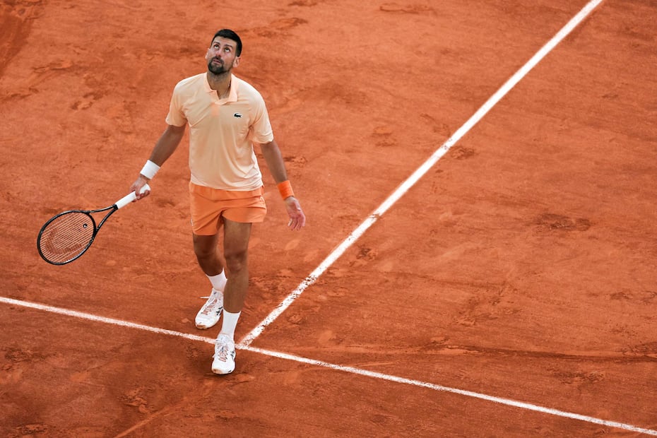Novak Djokovic en Roland Garros, durante su duelo contra Joao Fonseca - Foto: AFP