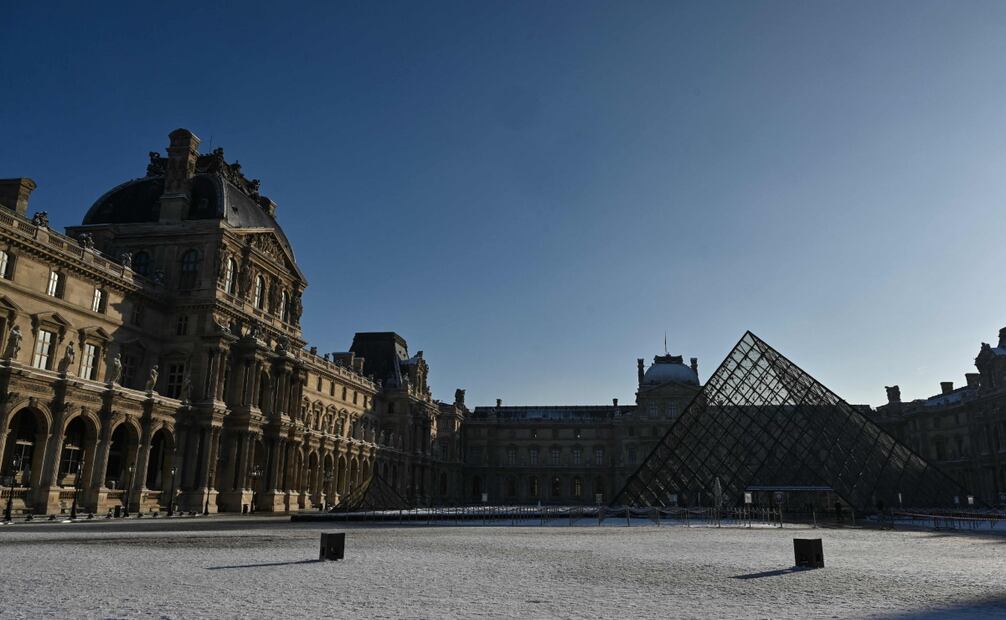 La nieve cubre el museo del Louvre alrededor de la pirámide diseñada por el arquitecto chino-estadounidense Ieoh Ming Pei en París el 6 de enero de 2026. Foto: AFP