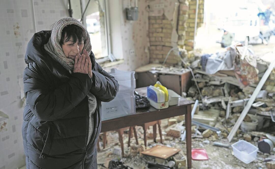 Halina Panasian, de 69 años, lamenta los destrozos en su hogar después de un bombardeo con cohetes rusos en Hlevakha, región de Kiev. Foto: Roman Hrytsyna/AP