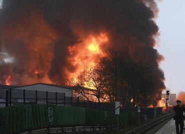 Incendio en almacén de autos desata una nube tóxica en Hamburgo
