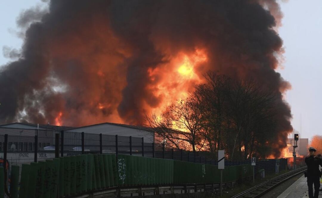 Un gran incendio que envolvió varios almacenes envió humo negro cargado de químicos a la deriva sobre la ciudad de Hamburgo. Foto: Twitter @AlertaNews24