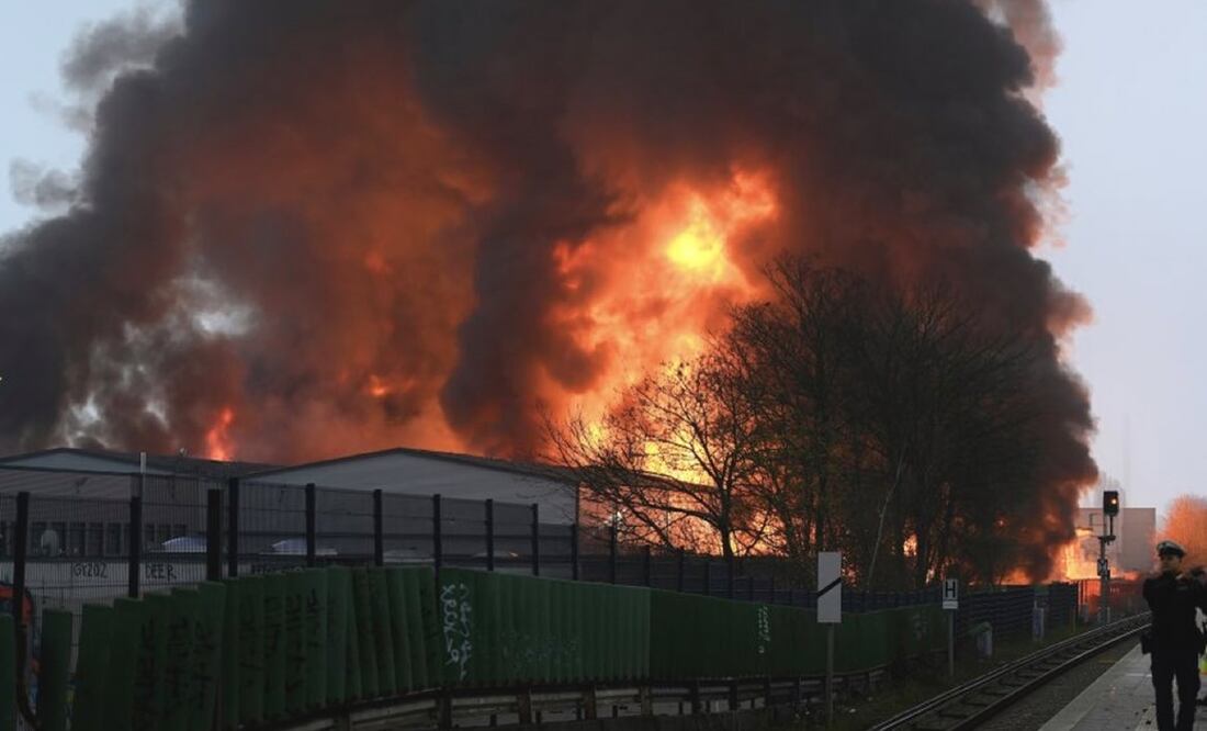 Un gran incendio que envolvió varios almacenes envió humo negro cargado de químicos a la deriva sobre la ciudad de Hamburgo. Foto: Twitter @AlertaNews24