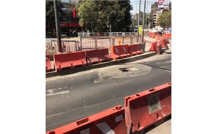 Obras y coladera destapada dejan un carril en Mixcoac