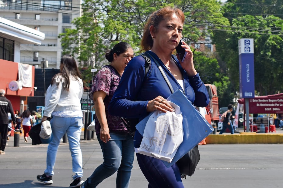El caminar con el teléfono en la mano lo hace a uno estar más
expuesto a los robos, consideraron transeúntes. Foto: de Eduardo Castañeda