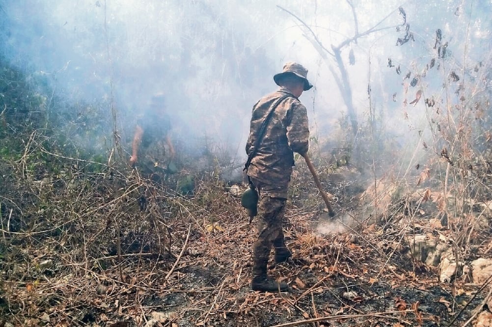 El ejército de Guatemala, a través de la Primera Brigada de Infantería, durante los trabajos para sofocar de incendio en áreas del Petén (CORTESÍA EJÉRCITO DE GUATEMALA)
