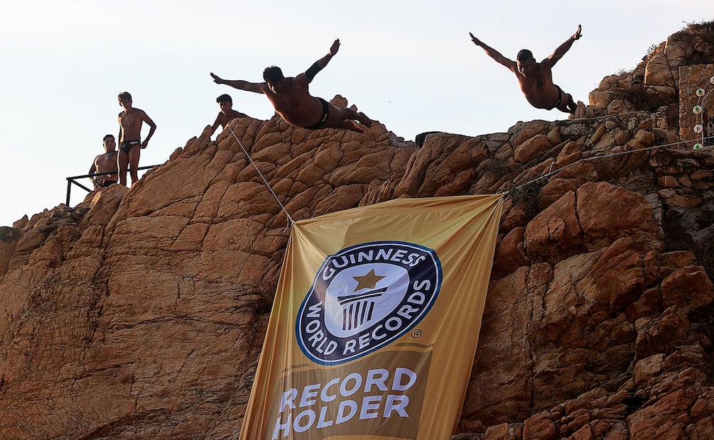 Clavadistas se lanzan en el acantilado de la Quebrada en el balneario de Acapulco en Guerrero. Foto: EFE