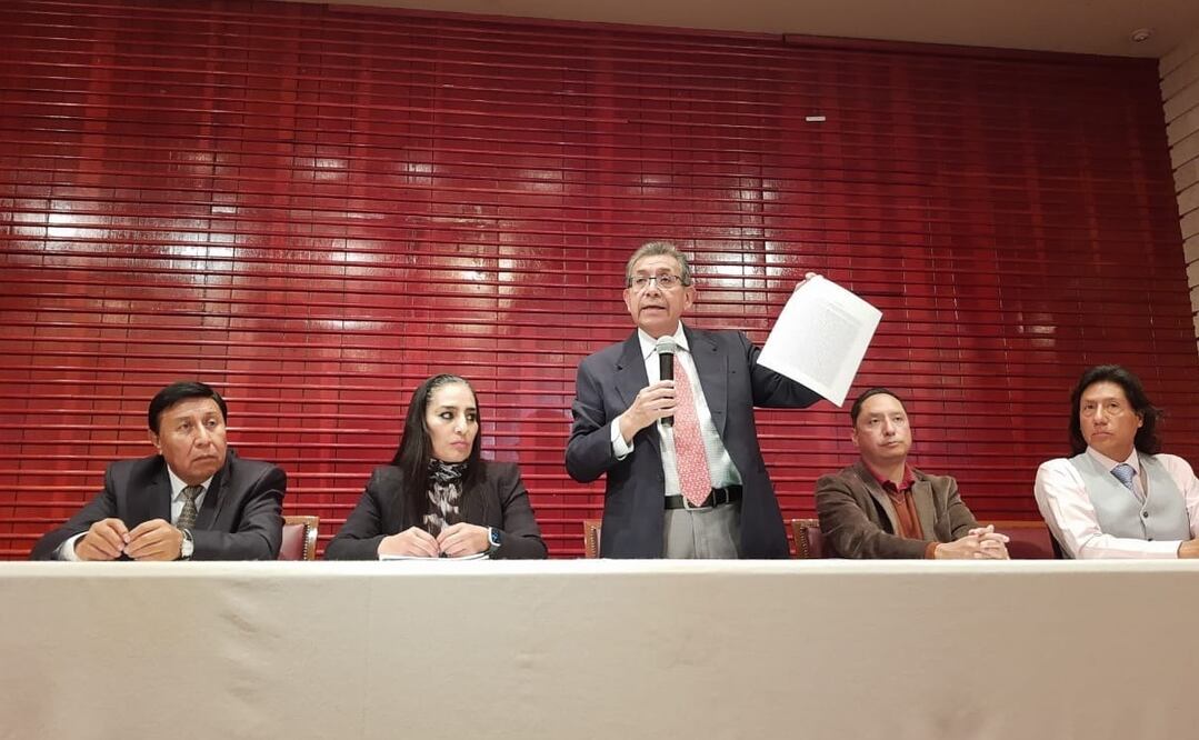 El rector se reunió con los alumnos declarados en paro, a quienes les notificó la destitución del cuerpo directivo. Foto: Especial