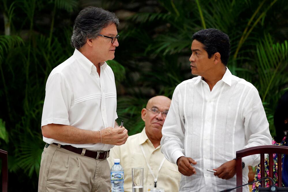 Los jefes negociadores del gobierno colombiano y la guerrilla del ELN durante el diálogo en La Habana, Cuba (Foto: Reuters)