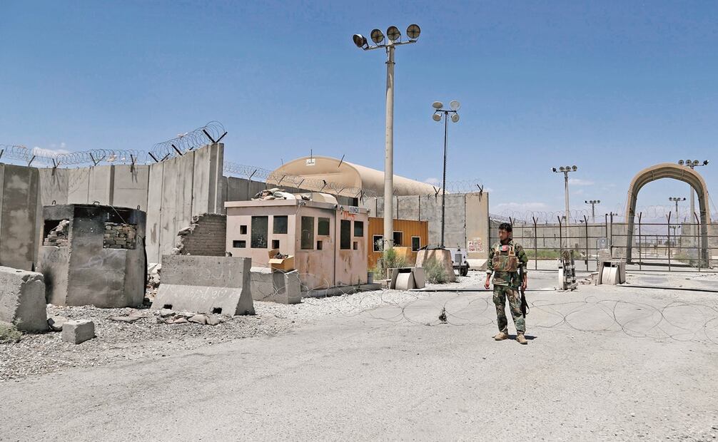 Un soldado afgano en la base aérea de Bagram. Foto: Zakeria Hashimi. AFP