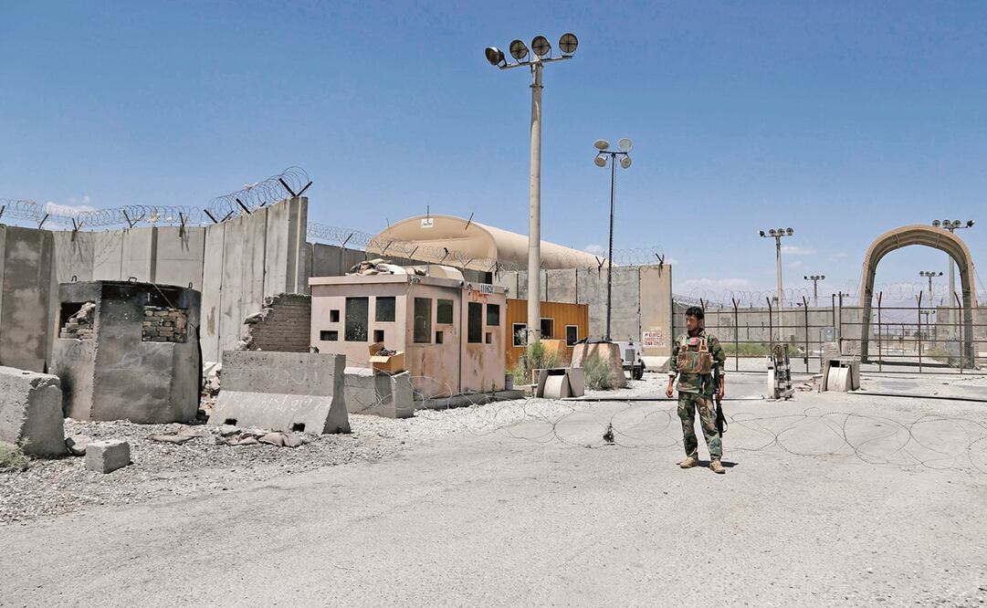 Un soldado afgano en la base aérea de Bagram. Las tropas de EU y de la OTAN abandonaron el recinto. Foto: Zakeria Hashimi. AFP