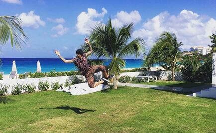 Justin Bieber nada con delfines en Riviera Maya