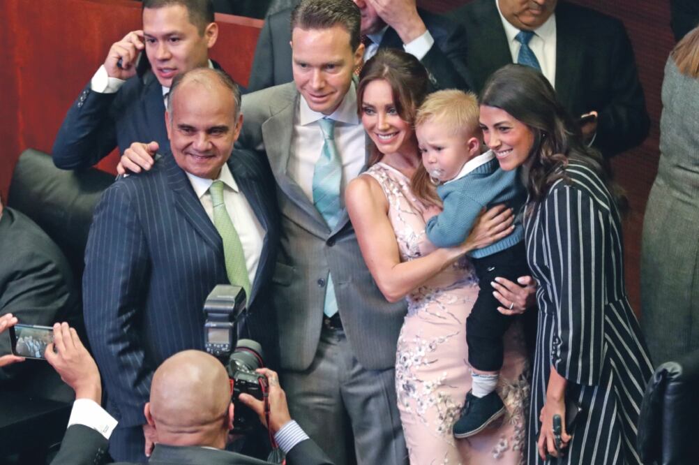 Manuel Añorve, Manuel Velasco y su esposa Anahí e hijo, y Sylvana Beltrones en el Senado de la República, donde los nuevos legisladores rindieron protesta . (ALEJANDRA LEYVA. EL UNIVERSAL)