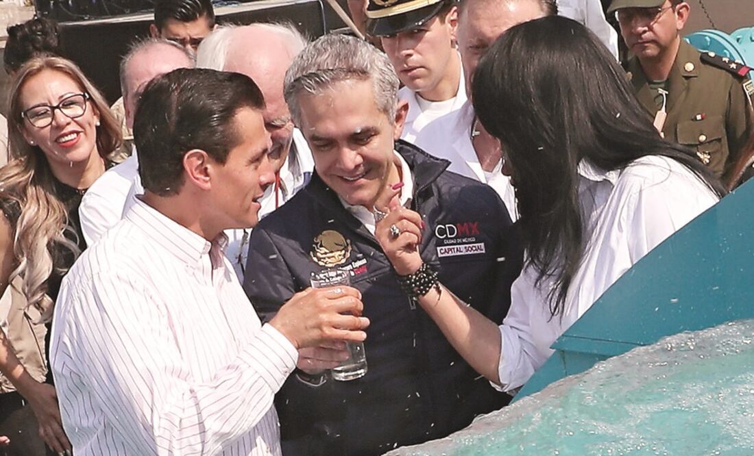 El presidente Enrique Peña Nieto y el jefe de Gobierno, Miguel Ángel Mancera, bebieron agua del pozo. (LUCÍA GODÍNEZ. ELUNIVERSAL)