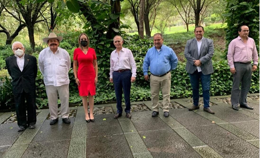 Alfonso Romo y los senadores Armando Guadiana (sombrero) y Verónica Martínez, junto con empresarios de Coahuila. Foto Especial